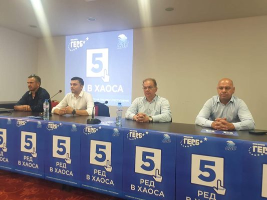 Иван Стоянов /отляво надясно/, Пенчо Малинов, Радомир Чолаков, Костадин Димитров на среща с младежите.
