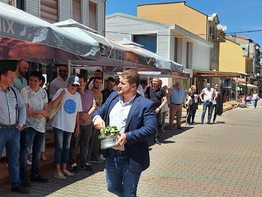 Васил Апостолов ръси със светена вода новия офис на "Има такъв народ" в Асеновград.