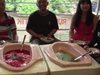 Заведение в Индонезия сервира ястията си в тоалетни чинии (видео)