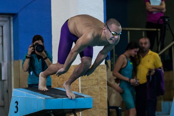 Антъни Иванов троши постижения в плуването