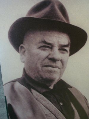 Строителят на паметника на връх Шипка Пеньо Атанасов е известен с прякора си Бомбето, защото никога не се разделял с меката си шапка.
