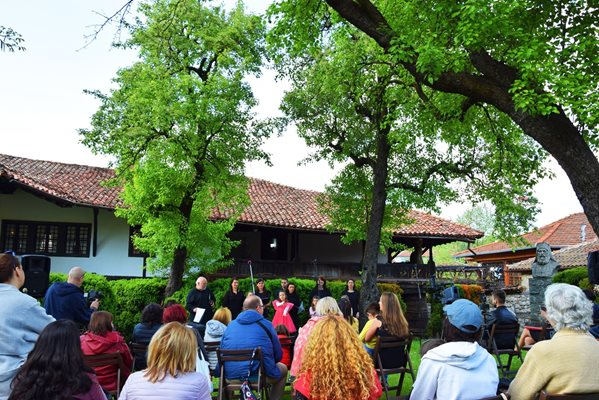 Празниците на българското музикално изкуство започнаха в къщата музей „Иларион Макариополски“

Снимки: Община Елена 
