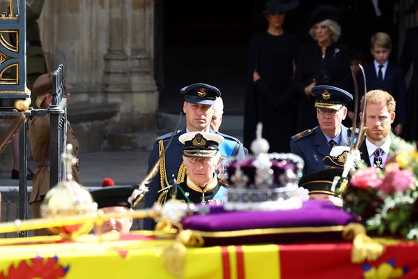 Крал Чарлз на погребението на своята майка Снимка: Ройтерс