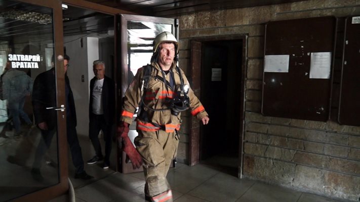 Пожарникари влязоха в сградата на театъра в Смолян, за да предотратят разрастването на пожара.