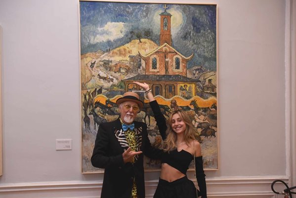 Художникът иван Яхнаджиев пред една от картините на Златю Бояджиев.