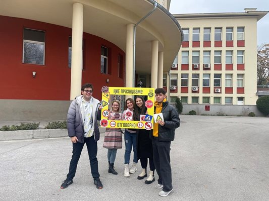 Студентите от УХТ-Пловдив призоваха колегите си за отговорно празнуване.
