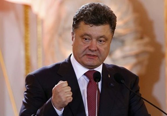 Украинският президент Петро Порошенко осъди "натиска върху медиите", но във Фейсбук изрази симпатии към "реакцията на обществото" към проруски настроената телевизия. СНИМКА: Ройтерс