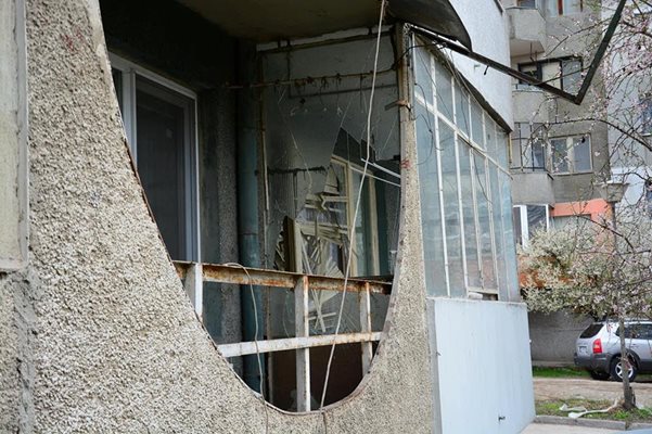 Цветан успял да счупи армираното стъкло между двете тераси и така влязъл в апартамента на старицата СНИМКИ: Авторът