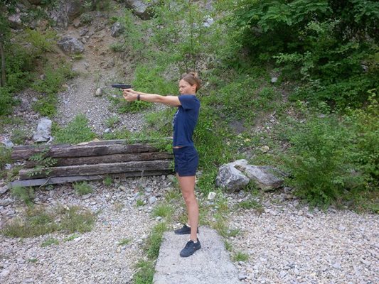 Дончева се упражнява в стрелба с пистолет.