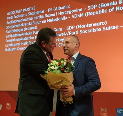Вицепрезидентът на ЕК Марош Шефчович поздравява Сергей Станишев след преизбирането му.