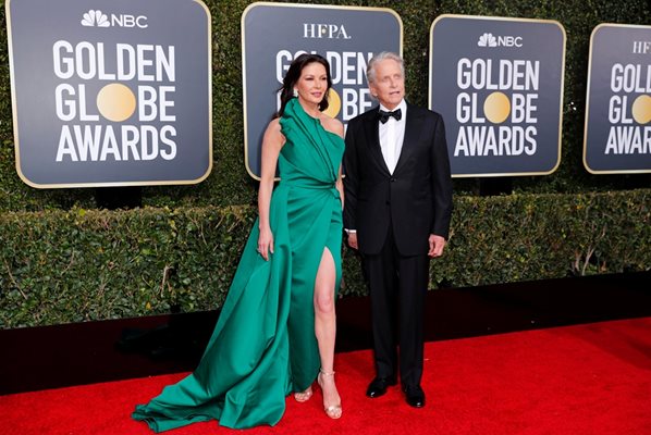 Катрин Зита-Джоунс със стилна зелена рокля на червения килим. Съпругът  Майкъл Дъглас беше сред наградените.