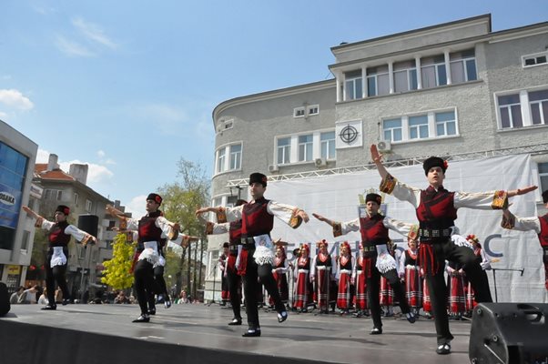 Фолклорен концерт допринесе за празничното настроение сред бургазлии.