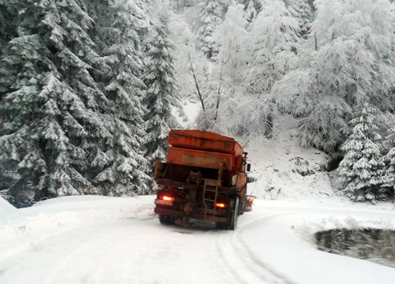 220 машини почистват пътищата в районите със снеговалеж СНИМКИ: АПИ