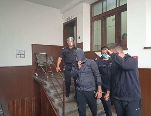 В окръжния съд Костадин Костадинов (вдясно) през цялото време криеше лицето си