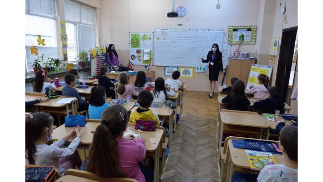 Children return to class with lollipops, teachers accept certificates (Overview)