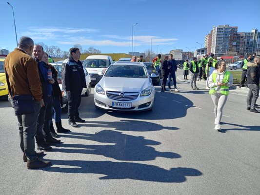Недоволни граждани протестираха в петък с искане за спешен ремонт на "Рогошко шосе".