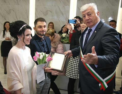 Кметът на Пловдив Здравко Димитров бракосъчетава млади и влюбени двойки.