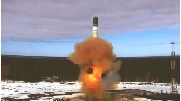 Междуконтиненталната балистична ракета “Сармат” се изстрелва по време на тест на космодрума Плесецк в Архангелска област.
СНИМКИ: РОЙТЕРС