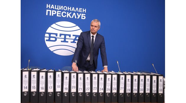 Костадин Костадинов представя папките със събраните подписа за референдума за въвеждането на еврото в България.

СНИМКА: НИКОЛАЙ ЛИТОВ
