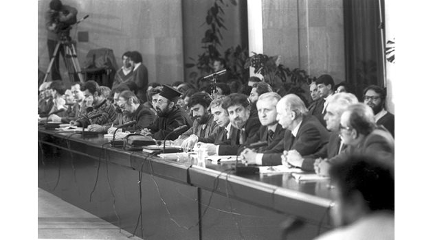 Кръглата маса в началото на 1990 г. в София направи познаваеми лицата на опозицията.  СНИМКА: “24 ЧАСА”