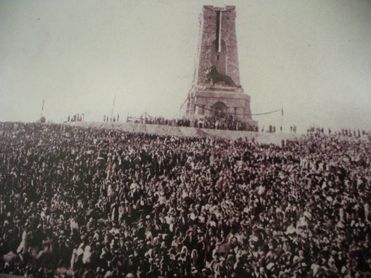 На освещаването на Паметника на свободата на 24 август 1934 г. на върха се събрали около 100 хиляди души, според тогавашната преса.