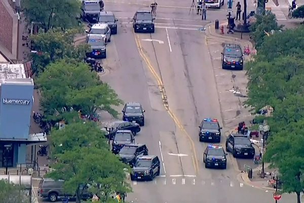 Стрелба на парад по случай 4 юли в предградие на Чикаго
Снимки: Ройтерс