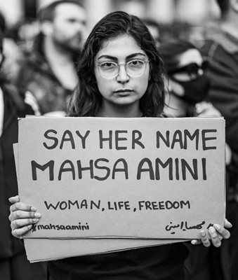 В социалните мрежи е пълно със снимки на хора, протестиращи в памет на Махса Амини
