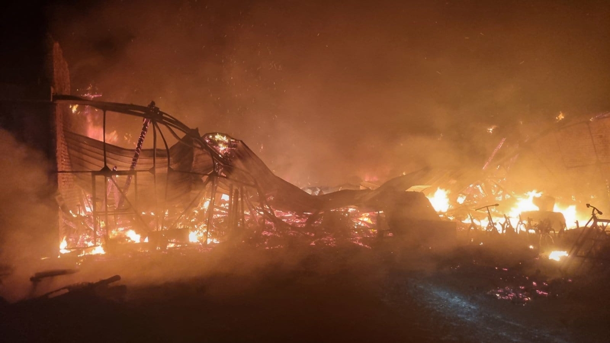 Гори хале близо до Летище Бургас, 14 огнеборци гасят пламъците (Снимки)