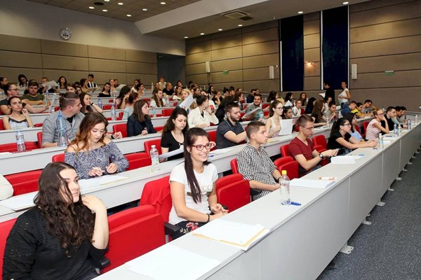 Кандидат-студенти преди изпита по биология в Медицинския университет в Пловдив. Впоследствие повечето признаха, че химията ги е затруднила.
