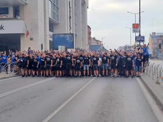 Солидно шествие потегли от фенклуба на “Левски” на бул. “Тодор Александров” към национания стадион преди мача.
