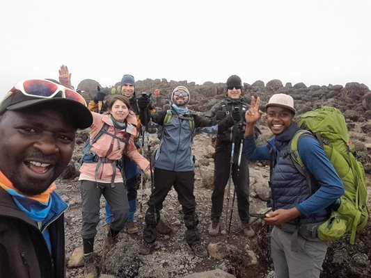 Българската група, изкачила Килиманджаро, с местните водачи.