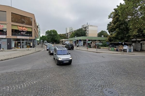 Кръстовището на улиците "Царевец" и Солунска" в Пловдив
Снимка: Google Street View