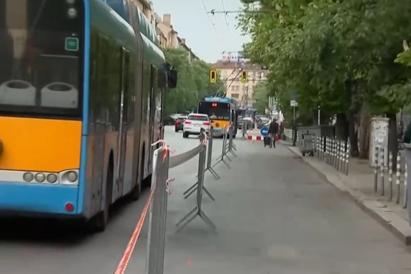 Жители в района на бул. „Патриарх Евтимий" и „Фритьоф Нансен" се оплакват от велоалеи, които ще пречат на паркирането на колите им
Кадър: Нова