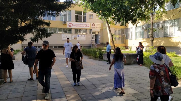 В 9 часа двора на Математическата гимназия в Пловдив беше оживен.