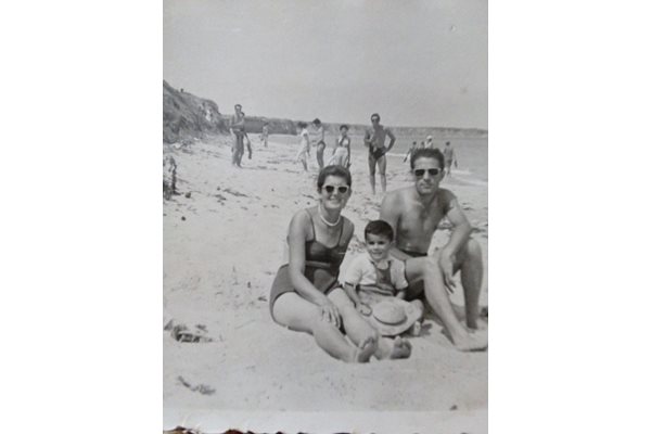 “Годината е 1959-а, село Крапец! Мъжът ми е с мама и тати... едно време на селския плаж, елегантни и усмихнати. Тати и мама вече ги няма, останаха морето, слънцето и любовта. Вече на внуците ни броим стъпките по плажа... Вечни сме, с лято в душите”, пише читателката Таня Василева.