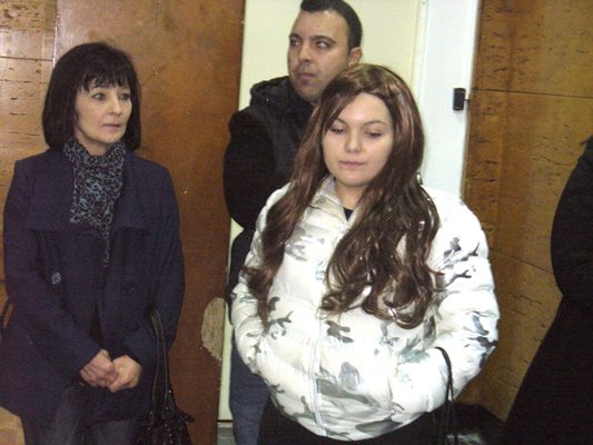 Мария /вдясно/ изчаква пред съдебната зала началото на делото заедно с майка си и брат си.