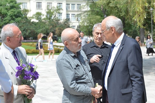 Писателят Димитър Бочев се здрависва с Иван Иванов, шеф на ДКВР.