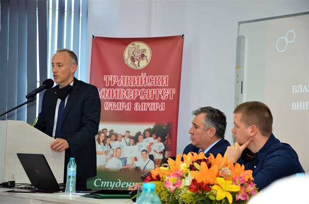 Образователният министър Красимир Вълчев /на трибуната/ се срещна днес и с академичната общност на Тракийския университет в Стара Загора.