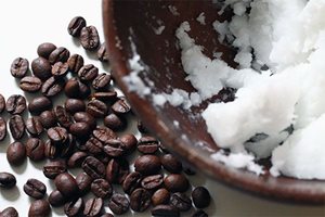 Утайка от кафе и кокосово масло придават бронзов тен