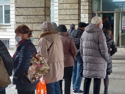 Пловдивчани чакат пред ДКЦ1 да се имунизират.
СНИМКИ: Авторът.