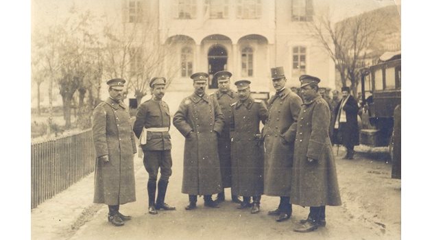 Ген. Никола Жеков в Кюстендил през 1917 г. Той е третият от дясно на ляво до германския офицер.