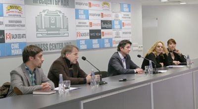 Димитър Стефанов, Бойко Илиев, Мирослав Боршош и Параскева Джукелова (от ляво на дясно) представят програмата на театъра.  СНИМКА: НАДЕЖДА ГЪРБОВА