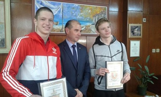16-годишните момчета, подгонили крадеца, бяха наградени от комисар Калоянов. Снимка:Елена Фотева