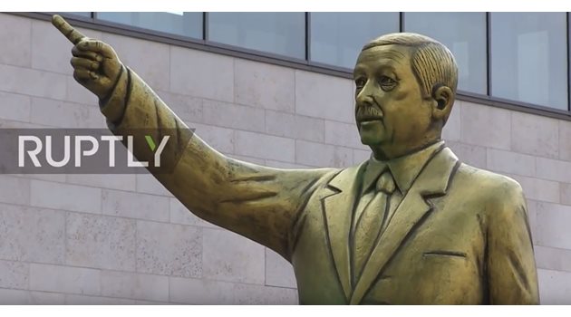 Статуята на Ердоган, която е издигната в рамките на Берлинското биенале за съвременно изкуство, е била поставена без знанието на местните власти. Кадър Youtube