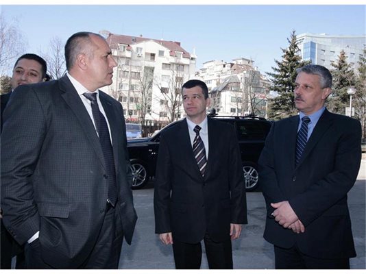 Премиерът Бойко Борисов представя Константин Казаков (в средата). Вдясно е единственият зам.-директор на ДАНС Иван Драшков.
СНИМКА: МИНИСТЕРСКИ СЪВЕТ
