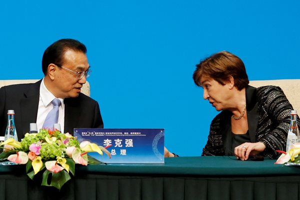 Изпълнителният директор на Международния валутен фонд (МВФ) Кристалина Георгиева разговаря с китайския премиер Ли Кецян преди пресконференция след срещата на кръглата маса "1+6" в Пекин, Китай