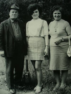 Стефка /по средата/ заедно със знаменития си дядо Пеньо Атанасов-Бомбето.