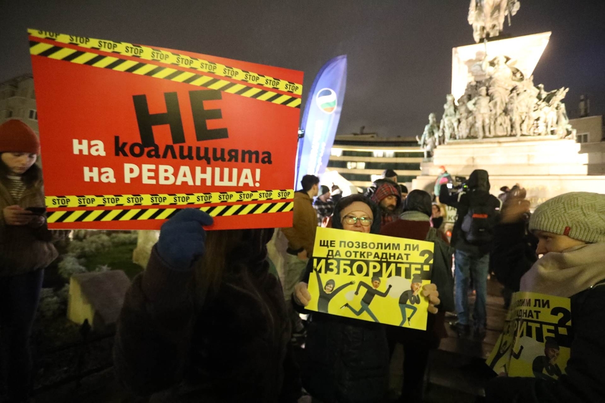 Протестиращи срещу хартиената бюлетина блокираха движението пред парламента (Видео)