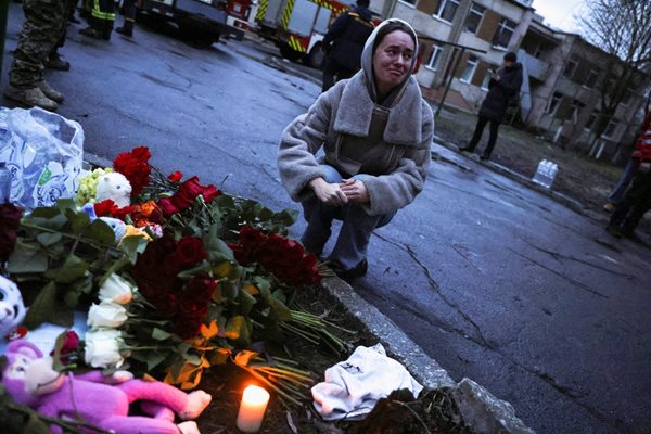 Цветя за загинали в Украйна СНИМКА: Ройтерс