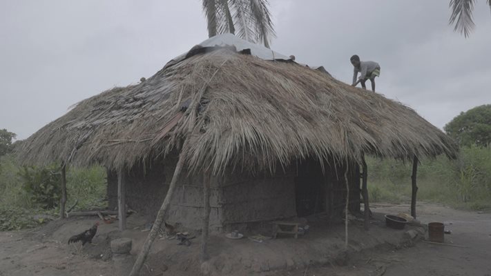 Тийнейджър се е качил на покрива, след като циклонът отново удари Мозамбик. СНИМКА: РОЙТЕРС
